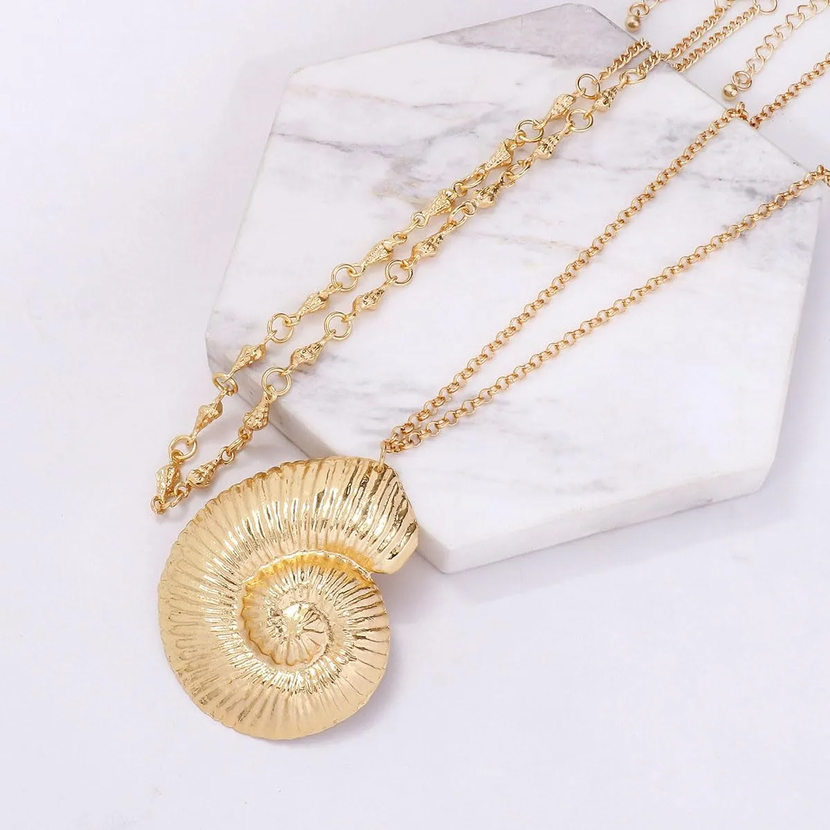 Layered Conch Shell Necklace - Ursula Necklace Gold Seashell Necklace Jewelry Witch Necklace for Women Halloween Ursula Costume Women Adjustable Cosplay Accessory